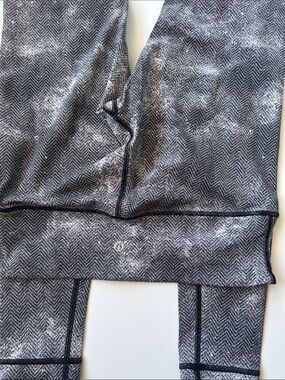 lululemon athletica Gray Chevron Print Leggings